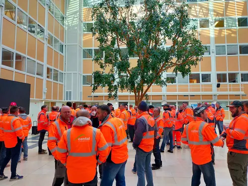 Les agents des routes du département du Cantal vent debout contre...
