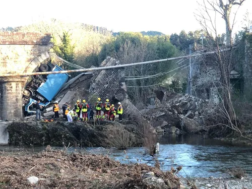 Un pont s'effondre avec un camion