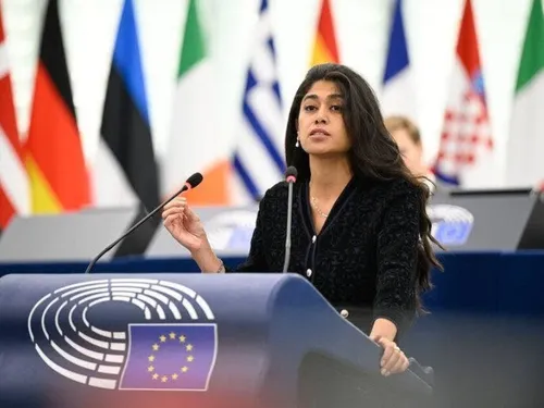 Menaces contre Rima Hassan : un homme jugé à Cahors