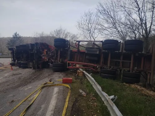 Un semi-remorque se renverse dans le nord Cantal