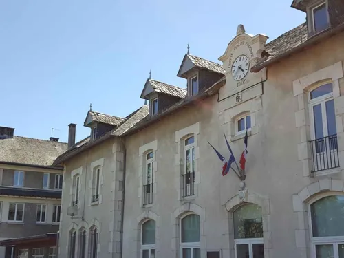 Après l'incendie de l'école, la maire d'Arpajon-sur-cère veut...