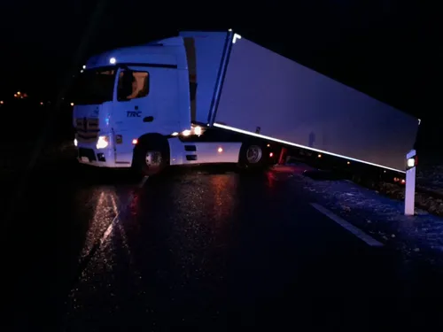 Un camion en portefeuille sur la RN 122