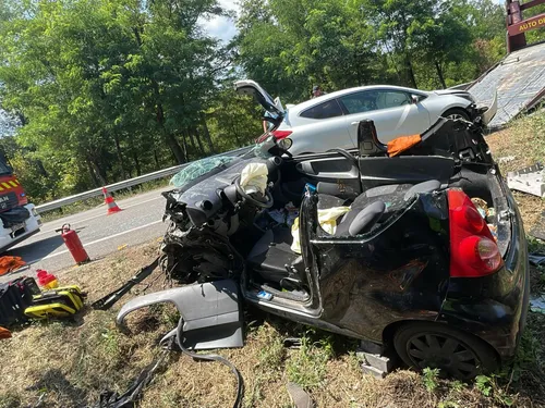 Un accident spectaculaire entre un poids lourd et deux voitures...