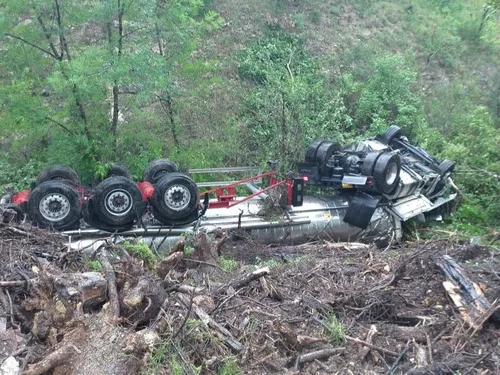 Lot : un semi-remorque fait plusieurs tonneaux à Labastide-Marnhac