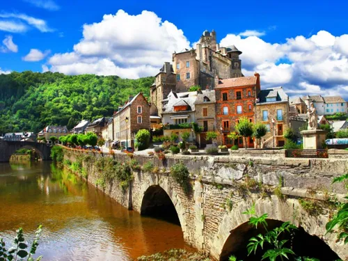 Ça vaut le détour : Estaing et la tradition de la Saint-Fleuret