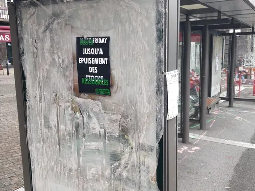 Des panneaux publicitaires recouverts de cendre à Clermont-Ferrand