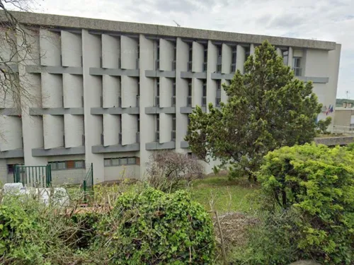 Des tôles coupantes menacent de s'envoler : 273 collégiens confinés