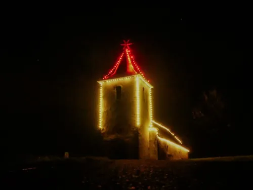 Illuminations de Noël : la chapelle de Rieupeyroux, comme un phare...