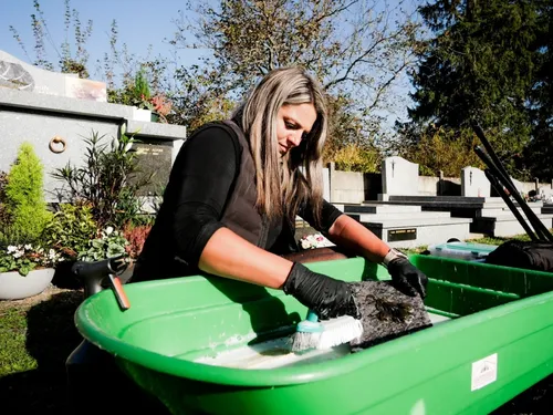 Ils sont les anges gardiens des cimetières