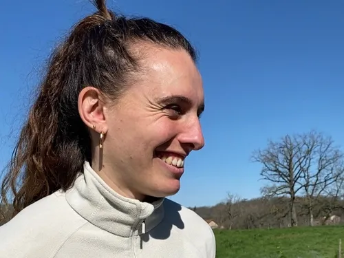 Portrait d'une femme agricultrice et d'une ferme familiale 