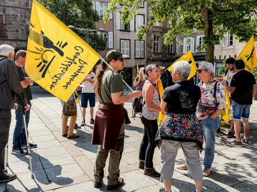 La Confédération Paysanne manifeste devant la porte de 2 députés...