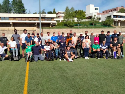 Des stars du rugby apprennent à s'adapter avec des enfants...