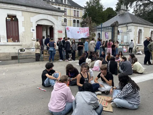 "Nous aussi, on a des droits" : en Corrèze, la jeunesse veut se...