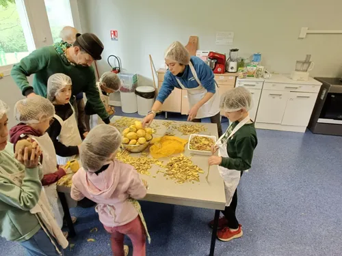 Des p’tits corréziens cuisinent des farcidures.