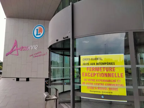 Orages : effondrement d’une partie du toit du Leclerc à Montauban