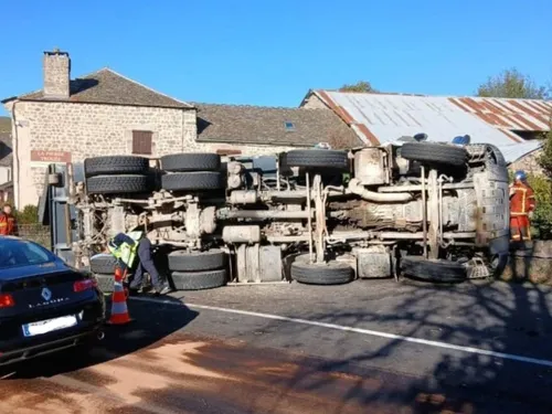 Lozère : un camion d'enrobé se renverse sur la RN88