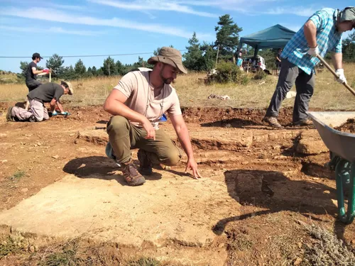 Un site remarquable d'empreintes de dinosaures découvert en Lozère