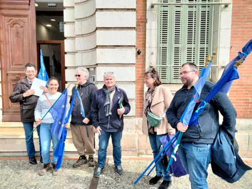 La CR82 rend les drapeaux européens des mairies au préfet