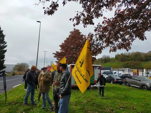 "Le métier de paysan est en danger" : les agriculteurs débutent les...