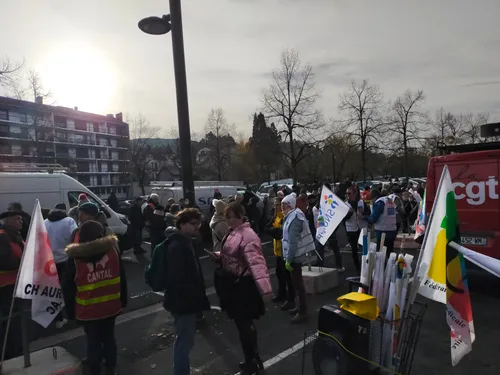 Les fonctionnaires dans la rue à  Aurillac  pour demander plus de...