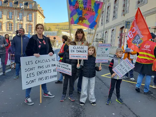  Un rassemblement devant l'inspection académique  à Aurillac ce...
