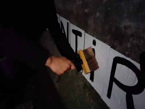 Collages féministes : une façon de rendre les messages visibles par...