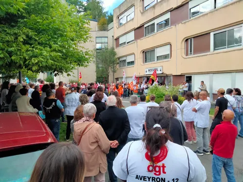 À Decazeville, 700 personnes se mobilisent pour défendre leur hôpital