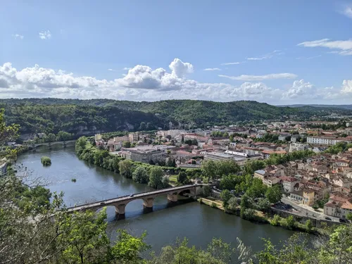 Cahors : il tombe dans le Lot et est sauvé par une passante