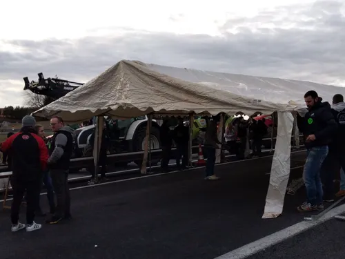  Les agriculteurs cantaliens  bloquent l'A75 à hauteur de Saint-Flour