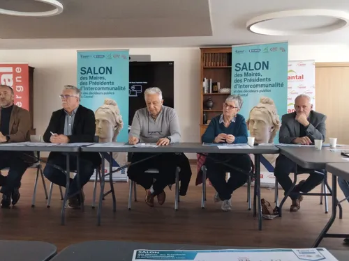 Une première édition du Salon des Maires  dans le Cantal organisé...