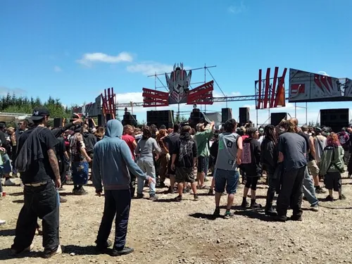 Un convoi de fêtards quitte la rave de Lozère en forçant un barrage...
