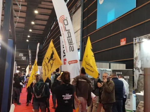 Au Sommet de l'élevage, la confédération paysanne continue la...