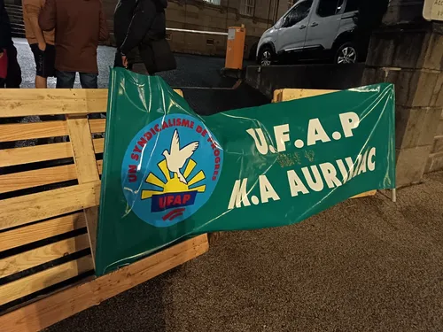 Aurillac :  Les surveillants pénitentiaires bloquent l'entrée de la...