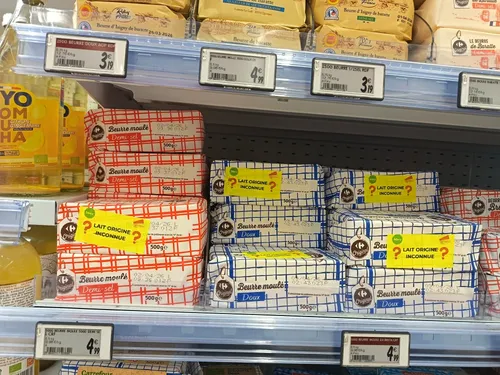 Prix du lait :  les producteurs de la FDSEA et des JA "visitent"...