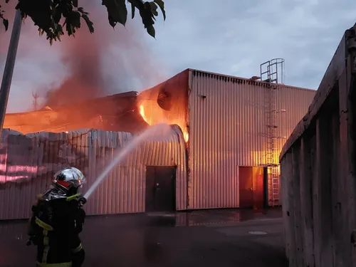 Castelsarrasin : un incendie ravage le bâtiment Intersport et...