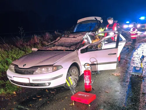 Lot : une voiture heurte un arbre, le conducteur gravement blessé