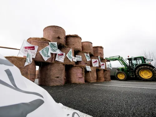 Les syndicats agricoles majoritaires appellent à suspendre les...