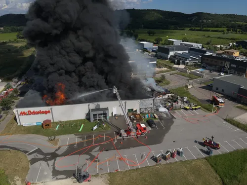 Le magasin M. Bricolage de Saint-Laurent-des-Arbres en proie aux...