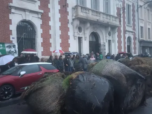 Du fumier déversé devant la permanence de François Hollande à Tulle