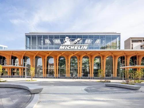 Plans sociaux: Barnier veut "savoir" ce qu'Auchan et Michelin ont...