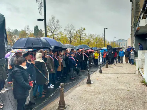  500 personnes environ devant la préfecture du Cantal à Aurillac...