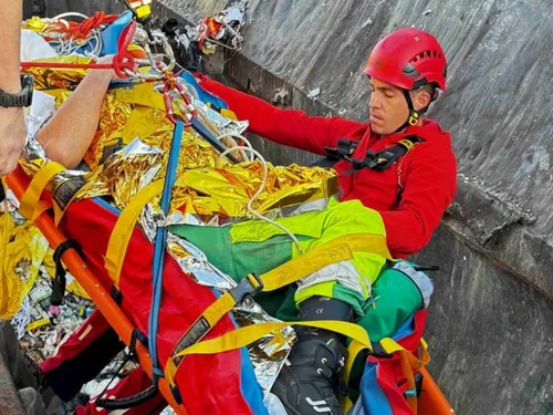 Un homme blessé après une chute dans une benne