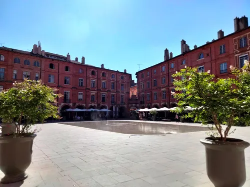 10ème, la place Nationale de Montauban n’est pas le monument...