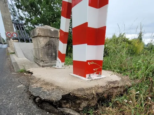 Un poids-lourd force le passage : un pont suspendu du Lot encore...