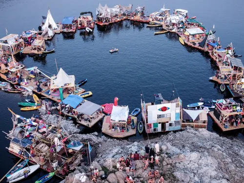 Lac de Grandval : un village flottant sort des eaux pour cinq jours...