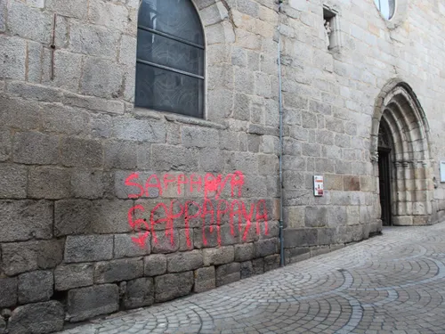 Saint Chély : des tags sur l’église et le centre des impôts