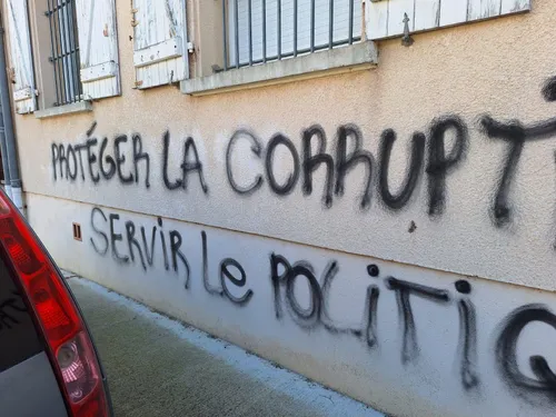 La gendarmerie de Villebrumier recouverte de tags