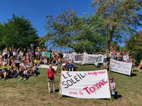 Plus de 200 manifestants contre un projet photovoltaïque de...