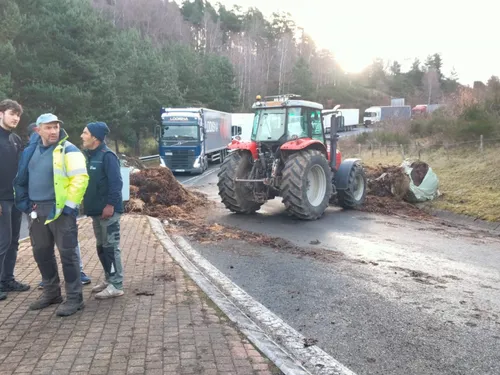 Colère paysanne : l’A75 bloquée en Lozère pour protester contre...