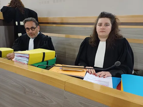 "Pas un regard pour ses filles" : le père jugé pour meurtre et...